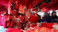 Baju-baju tradisional China atau Ceongsam beragam ukuran dan warna juga mulai dijajakan oleh para pedagang di kawasan Glodok.