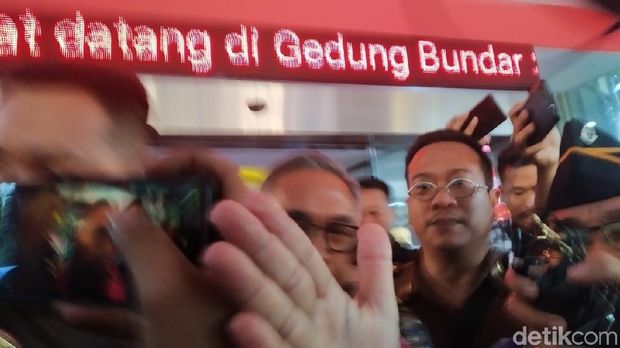 Harry Prasetyo memakai baju tahanan di Kejagung usai diperiksa