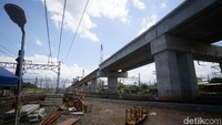 Seluruh pembangunan proyek double-double track (DDT) atau jalur rel dwiganda ditargetkan rampung tahun 2021.