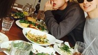 Dulu Zico sempat dikabarkan kencan dengan Lee Sun Kyung. Ini kebersama Zico dengan Lee Sun Kyung dan temannya saat menyantap beberapa makanan sehat seperti salad. Foto: Istimewa