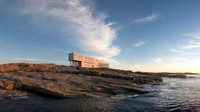 Fogo Island Inn yang terletak di Kanada ini memiliki jendela besar dari lantai sampai langit-langit yang memperlihatkan pesona laut Newfoundland.Untuk harganya, satu malam Anda harus mengeluarkan uang mulai dari £1,155 atau Rp 12 juta. (Tripadvisor)
