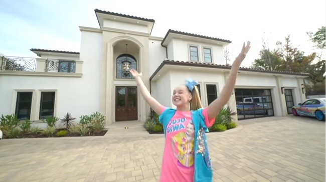 Remaja 16 tahun ini membawa para penggemarnya tur virtual ke rumah barunya yang dilengkapi berbagai fasilitas. Foto: Screenshot YouTube/ Its Jojo Siwa