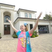 Remaja 16 tahun ini membawa para penggemarnya tur virtual ke rumah barunya yang dilengkapi berbagai fasilitas. Foto: Screenshot YouTube/ Its Jojo Siwa