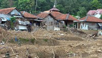 Prajurit TNI AD berjalan di lokasi bencana tanah longsor Kampung Sinar Harapan, Desa Harkat Jaya, Kecamatan Sukajaya, Kabupaten Bogor, Jawa Barat, Senin (13/1/2020).