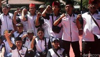 Aksi ini juga diikuti oleh massa Forkabi. Mereka datang dengan memakai baju berlogo Forkabi.