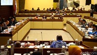 Rapat kerja tersebut digelar di ruang rapat Komisi II, kompleks Parlemen, Senayan, Jakarta, Selasa (14/1/2020).