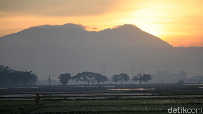 Bandung Cerah, Matahari Terbit dengan Indah Cuaca pagi hari di wilayah Kabupaten Bandung, Jawa Barat cerah. Matahari pun terbit dengan indah.