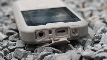 HMD mengklaim Nokia 800 Touch aman kala dibanting dari ketinggian 1,8 meter. Foto: Sina Mobile