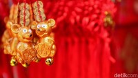 Harga beragam ornamen dan pernak-pernik menyambut Imlek itu pun dijual dengan harga yang bervariasi tergantung jenis barang dan ukurannya.
