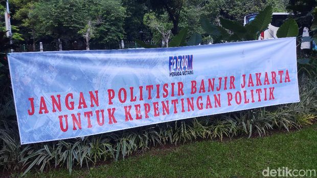 Massa Pro Anies Pajang Spanduk 'Bersama Anis Baswedan Jakarta Damai'