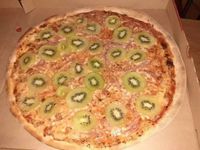 Bukan Sosis, Pizza Ini Pakai Topping Buah Kiwi