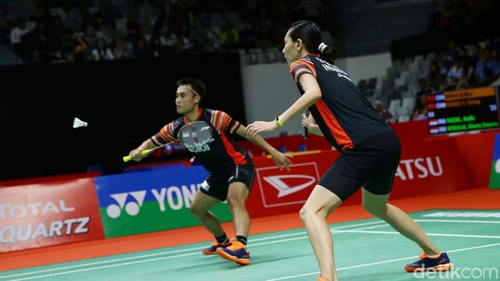 Ganda campuran Indonesia, Hafiz Faizal/Gloria Emanuelle Widjaja tumbang di babak pertama Indonesia Masters 2020. Mereka kalah dari pasangan China.