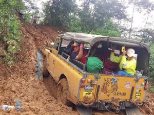 Saat Land Rover Tua Diandalkan untuk Bantu Korban Bencana Bogor