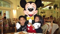 Di foto ini Chloe sedang mengenang masa lalunya saat berkunjung ke Disnyeland. Terlihat ia menikmati makanan ditemani badut Mickey Mouse yang menggemaskan. Foto: Instagram chloexaviera