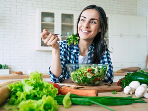 Ilustrasi makan sayur Ilustrasi makan sayur