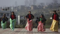 Anak-anak di Nepal mengisi waktu istirahat sekolah mereka dengan adu kecepatan dalam lomba balap karung. AP Photo/Niranjan Shrestha.