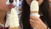 Nyamm! Makan soft serve ice cream jadi pilihan Chloe dan temannya usai sekolah. Pasti seger banget nih! Foto: Instagram chloexaviera
