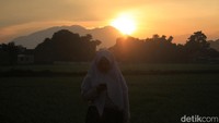 Langit terlihat indah dengan semburat warna oranye.
