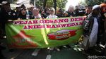 Berbaju Pangsi, Massa Pro-Anies Gelar Aksi di Balai Kota DKI
