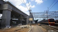 DDT dibangun guna mengurai antrean Commuter Line dan kereta antarkota (intercity). Selama ini, Commuter Line kerap mengalah jika ada kereta antarkota yang mau melintas. Untuk itu jalur dibuat ganda agar tidak ada lagi antrean. Berbeda dengan kondisi di negara maju di mana jalur rel antarkota dan Commuter Line dipisah.