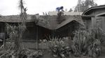 Rumah-rumah Ini Roboh Akibat Abu Vulkanik Taal Volcano
