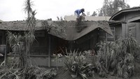 Abu vulkanik hasil erupsi Gunung Taal yang menempel di atap rumah warga cukup tebal.