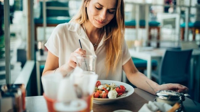 Apa Benar Sarapan Sendirian Dapat Tolong Turunkan Berat Badan?