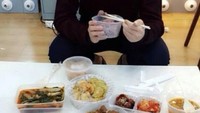Seperti kebanyakan idol yang mendapatkan dukungan berupa makanan, Zico juga mendapatkannya. Ia menyantap satu set menu makanan Korea yang lengkap dengan kimchi di sana. Foto: Istimewa