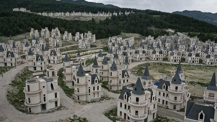 MUDURNU, TURKEY - MAY 21: Hundreds of castle-like villas and houses are seen unfinished at the Burj Al Babas housing development on May 21, 2019 in Mudurnu, Turkey. Construction on the luxury housing project began in 2014 and aimed to build 732 villas, a shopping mall and entertainment facilities targeted at foreign buyers. However the future of the villas is now uncertain after the developers, Sarot Property Group filed for bankruptcy after buyers and investors pulled out of the 150million euro project. The economic downturn and weakening Turkish lira have left many companies unable to pay large foreign currency debts borrowed to finance projects, resulting in many companies filing for bankruptcy and leaving projects unfinished. (Photo by Chris McGrath/Getty Images)