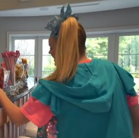 Bar khusus untuk permen dan makanan manis tersedia di area ini. Berbagai jenis permen bisa dipilih sesuai keinginan Jojo Siwa, dan mungkin juga teman-teman seumurannya yang berkunjung ke rumah. Foto: Screenshot YouTube/ Its Jojo Siwa