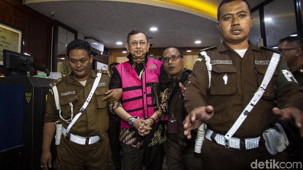 Mantan Direktur Utama PT Asuransi Jiwasraya Hendrisman Rahim mengenakan rompi tahanan usai menjalani pemeriksaan di gedung Jampidsus Kejaksaan Agung, Jakarta, Selasa (14/1/2020). Hendrisman Rahim ditahan terkait kasus dugaan korupsi pengelolaan keuangan dan dana investasi PT Asuransi Jiwasraya. ANTARA FOTO/Dhemas Reviyanto/ama.