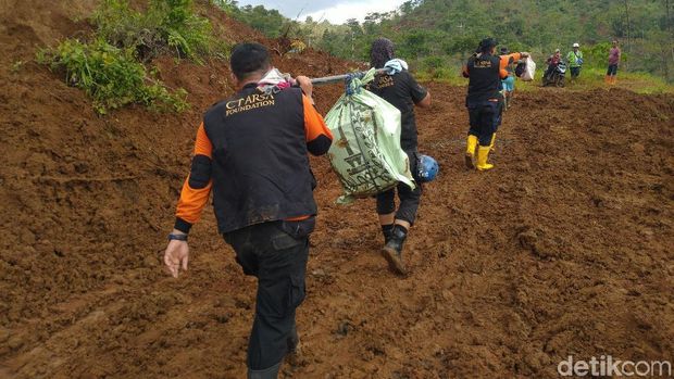 Tim CT Arsa Taklukan Medan Berat Demi Salurkan Bantuan ke Desa di Sukajaya
