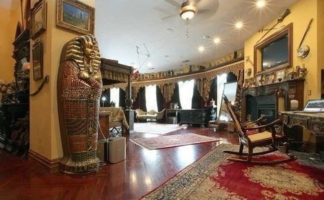 Arsitektur dalam kastil ini sangat menawan. Selain itu kamu juga bisa melihat beberapa barang-barang antik yang berada di dalam kastil. Seperti salah satunya replika peti Firaun yang diletakkan di salah satu sudut ruangan. Foto: dok. buzznick