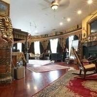 Arsitektur dalam kastil ini sangat menawan. Selain itu kamu juga bisa melihat beberapa barang-barang antik yang berada di dalam kastil. Seperti salah satunya replika peti Firaun yang diletakkan di salah satu sudut ruangan. Foto: dok. buzznick