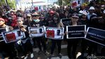 Poster Impeach Anies Baswedan Ramaikan Demo di Balai Kota