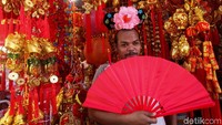 Beragam upaya pun dilakukan para pedagang untuk menarik minat para pengunjung membeli beragam pernak-pernik Imlek tersebut. Salah satu pedagang bahkan mengenakan pakaian unik untuk menarik pengunjung.