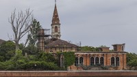 Poveglia dijuluki pulau kematian. Dahulu, pulau ini memilki ratusan keluarga namun kemudian berubah menjadi sanatorium untuk penderita kusta dan orang gila. (Getty Images)
