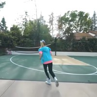 Halaman belakang dilengkapi lapangan basket yang juga bisa difungsikan sebagai lapangan tenis. Foto: Screenshot YouTube/ Its Jojo Siwa