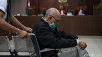 Saat didorong dari kursi roda, Kivlan terlihat batuk dan mual seperti ingin muntah. Muka Kivlan juga terlihat memerah saat keluar ruang sidang itu.