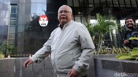 Komisaris Utama PT Pupuk Indonesia Logistik Nugroho Christijanto meninggalkan gedung KPK, Jakarta Selatan, Selasa (14/1/2020) usai diperiksa penyidik.