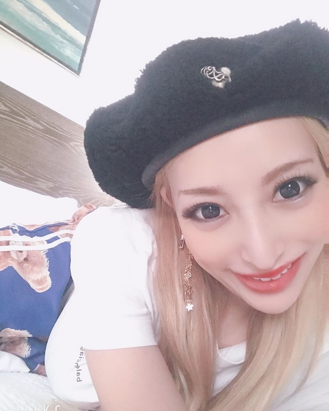 Model berusia 29 tahun ini pun berterus terang bahwa ia tidak tertarik pada pria miskin dan memutuskan untuk menceraikan suaminya tidak lama setelah sang suami mengaku tak punya uang lagi. Kebahagiaan dapat dibeli dengan uang, ujar Kato Sari. Foto: Instagram