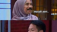 Begini jadinya kalau Opi Kumis ikutan jadi peserta MasterChef. Saat ditanya masak apa, eh malah jawab masak aer. Sebentar lagi dia bikin pantun. Foto: istimewa