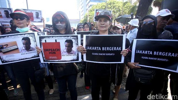 Massa kontra Anies Baswedan