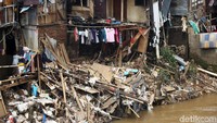 Sampah rumah tangga hingga batang kayu membuat kumuh kawasan bantaran sungai. Selain itu sampah tersebut juga akan memicu banjir di kawasan tersebut.