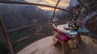 Skylodge Adventure Suites di Peru cocok untuk Anda yang suka ketinggian. Menuju hotel ini pun tidak mudah, Anda perlu mendaki atau menaiki ziplines. Untuk menginap, harganya mulai dari Rp 7,8 juta per malam. (Tripadvisor)