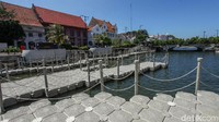 Tak terlihat mendung yang menggelayut di langit Kota Tua.