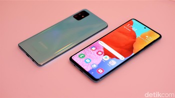Ponsel ini dilengkapi sensor sidik jari, NFC, Dolby Atmos, AI Gaming Boster dan Samsung Pay. Foto: Adi Fida Rahman/detikINET