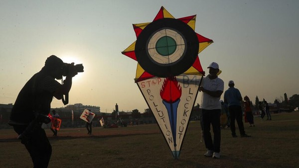 International Kite Festival biasa diadakan dalam pergantian musim hujan ke panas menurut kelender India. Ini pertanda bagi petani untuk bersiap menuju musim panen. Untuk perayaannya selalu diadakan di setiap tanggal 14 Januari. AP Photo/Mahesh Kumar A  