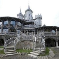 Christopher adalah seorang importir barang antik. Tidak heran jika kastil ini selain terlihat sedikit mengerikan, juga antik. Bagian luar kastil didominasi dengan warna abu-abu yang membuat kesan seram pada kastil semakin terasa. Foto: dok. buzznick