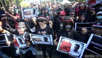 Sementara itu, di dalam Balai Kota DKI Jakarta, ada massa pro Anies Baswedan.